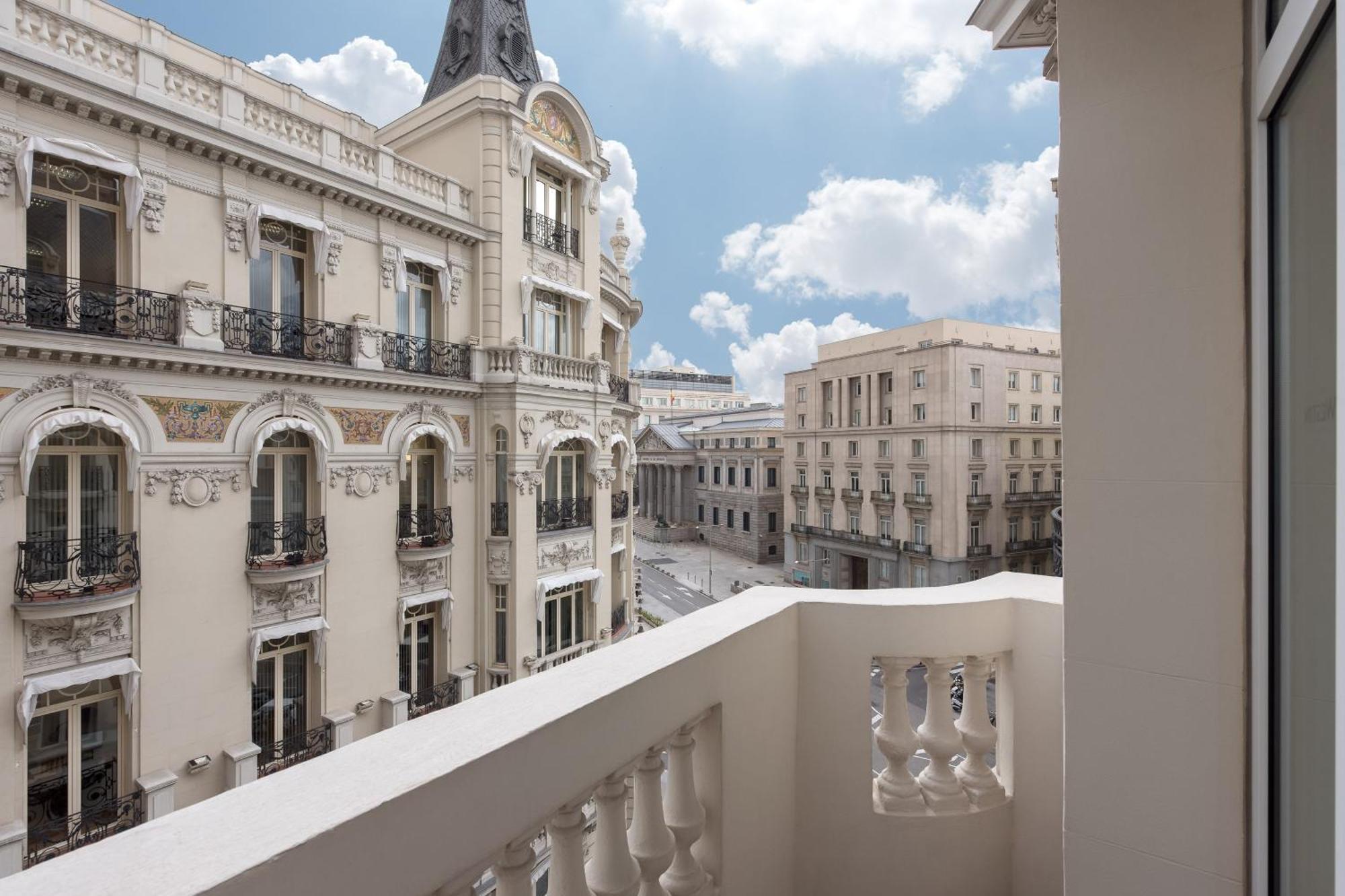 Habitación Premium Cortes con cama extragrande y vistas al parlamento